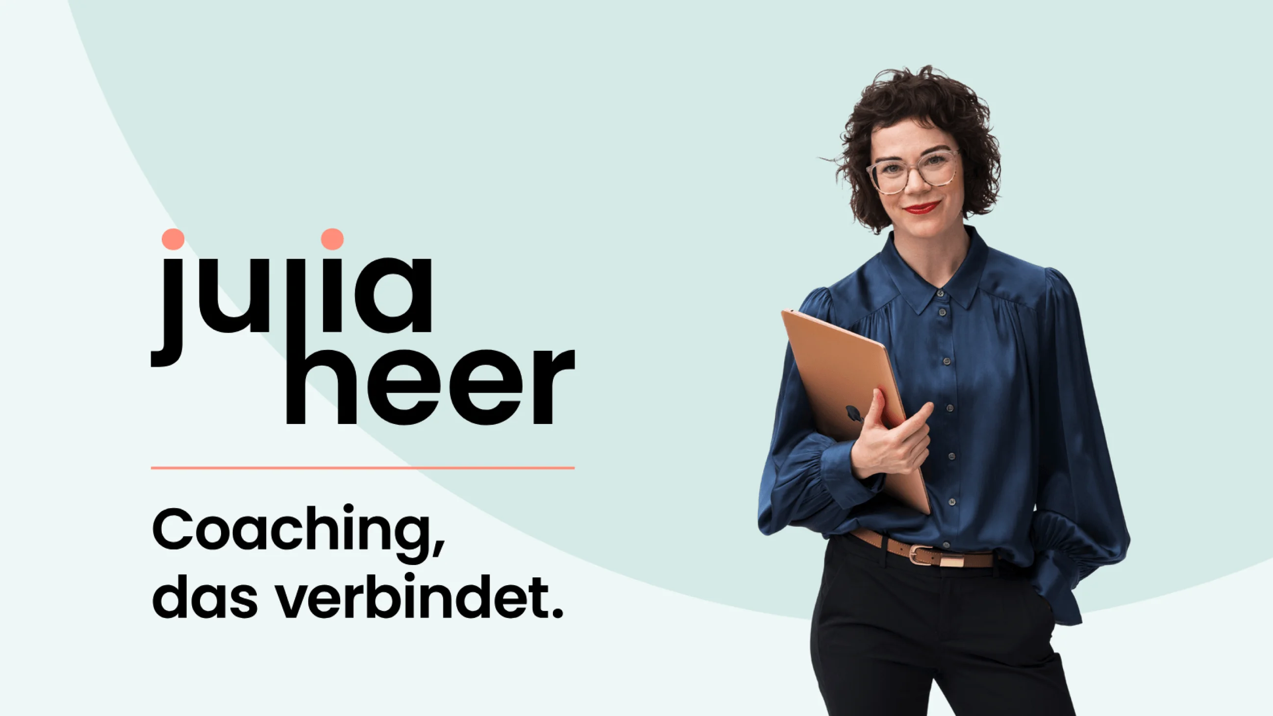 Frau in blauem Hemd mit Laptop, Text: "julia heer, Coaching, das verbindet."