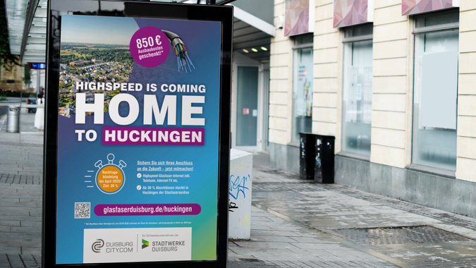 Aufsteller mit einem bunten Plakat