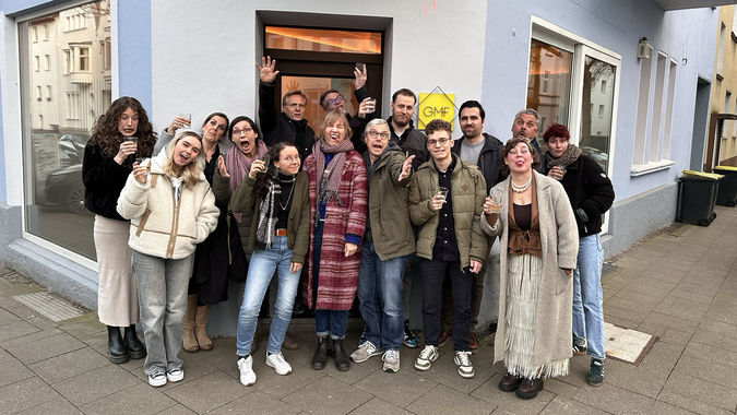 GMF Gruppenfoto vor der Agentur